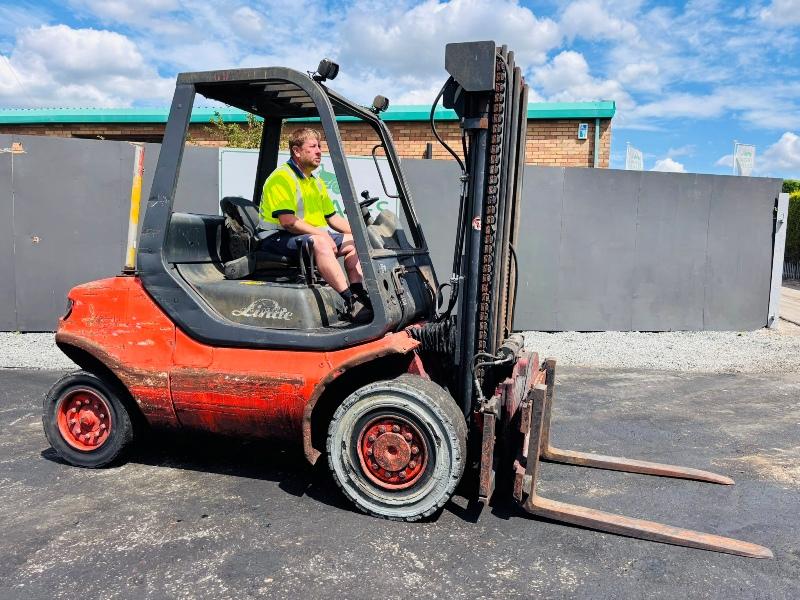 LINDE H45D 3 STAGE MAST FORKLIFT*C/W ROTATING PALLET TINES*VIDEO*