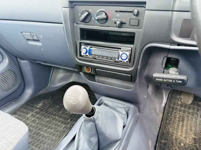 TOYOTA HILUX 2WD PICK UP*C/W REAR TARP*VIDEO*