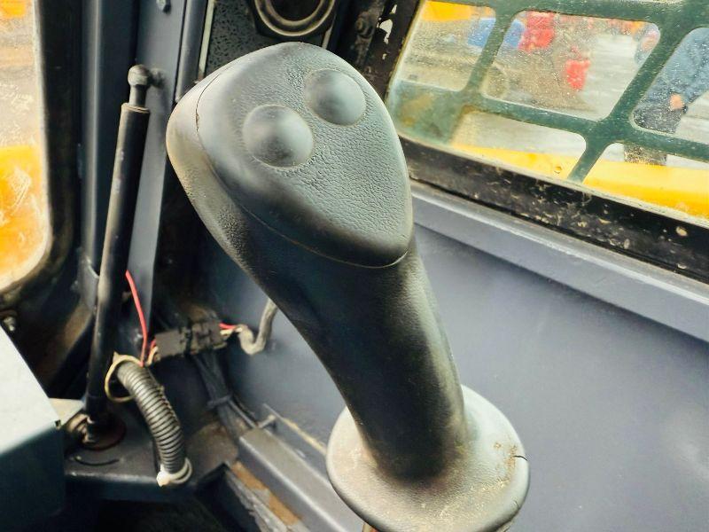 GEHL 5240 SKIDSTEER*2298 HOURS*C/W CAB DOOR*YEAR 2013*VIDEO*
