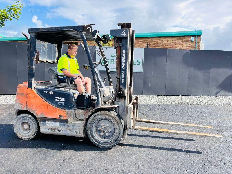 DOOSAN D25S-5 2 STAGE MAST FORKLIFT*YEAR 2012*VIDEO*