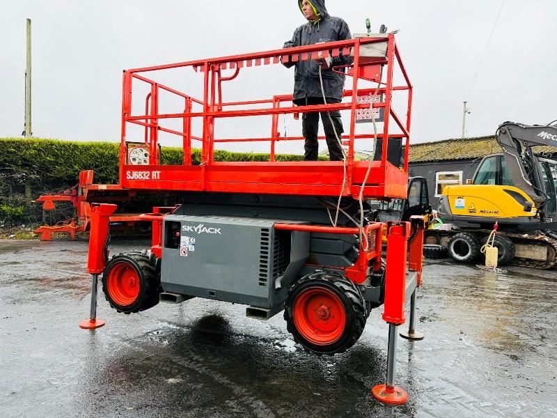 SKYJACK SJ6832RT SCISSOR LIFT*C/W SUPPORT LEGS*YEAR 2011*VIDEO*