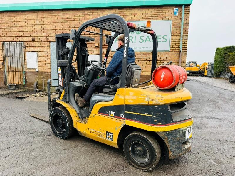 CATERPILLAR GP30N CONTAINER SPEC FORKLIFT*C/W PALLET TINES*VIDEO*
