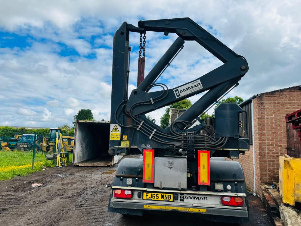 JCB 3CX BACKHOE & CATERPILLAR 428B BACKHOE BEEN LOADED INTO CONTAINER *24/05/2022* 