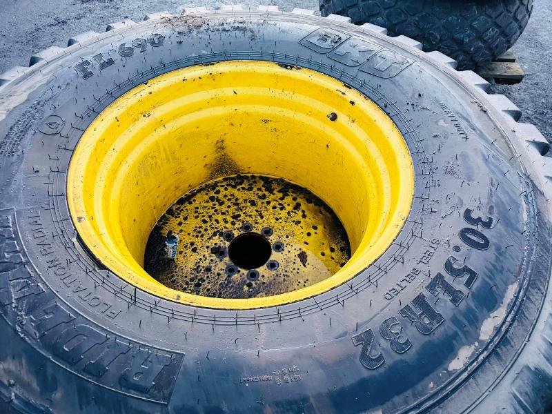 SET OF WHEELS AND TURF TYRES TO SUIT JOHN DEERE TRACTOR*8 STUD*VIDEO*