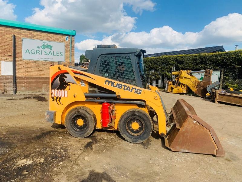 MUSTANG 2600R SKIDSTEER*C/W BUCKET*YEAR 2014*VIDEO*