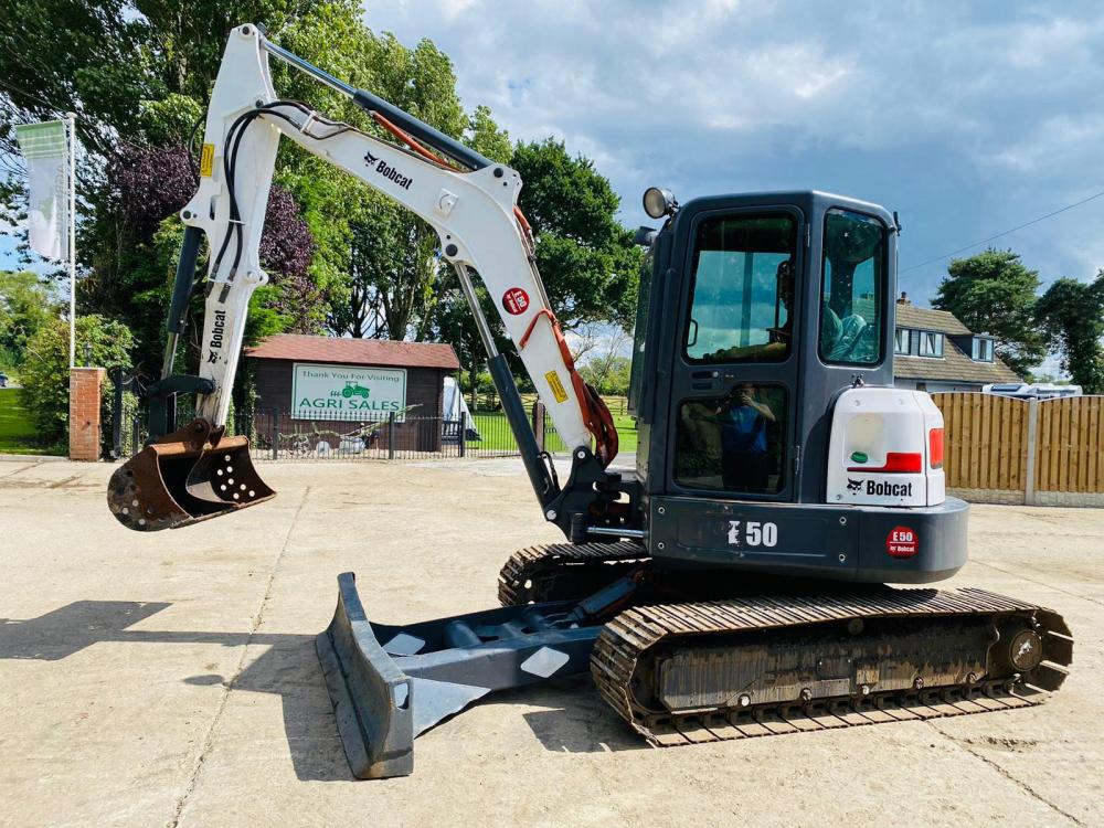 BOBCAT E50 TRACKED EXCAVATOR * YEAR 2010 , 5768 HOURS * C/W BUCKET