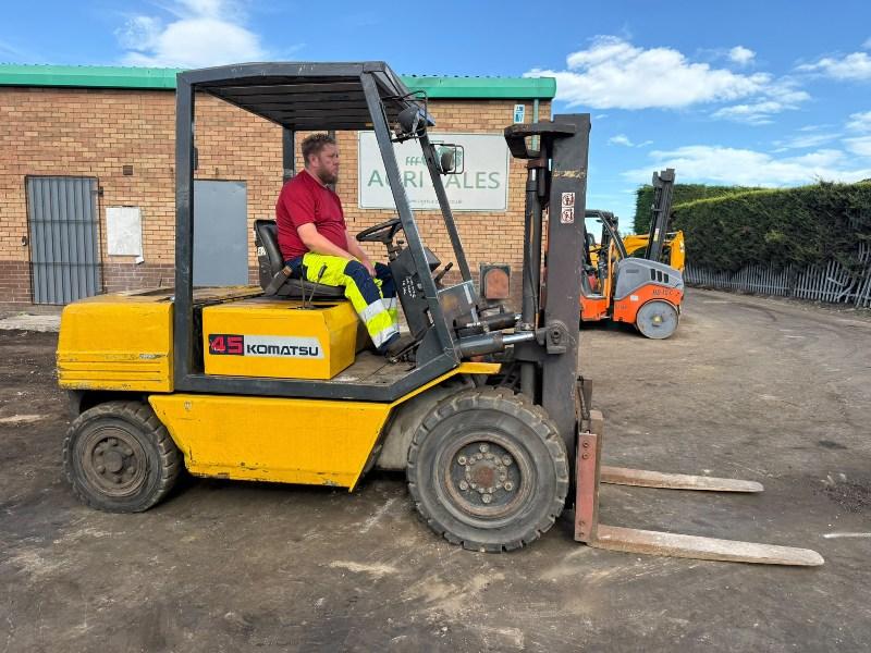 KOMATSU FD45T-5E FORKLIFT*C/W PALLET TINES*VIDEO*
