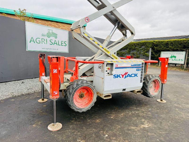 SKYJACK SJ 6832RT 4X4 SCISSOR LIFT*C/W HYDRAULIC SUPPORT LEGS*YEAR 2011*VIDEO*
