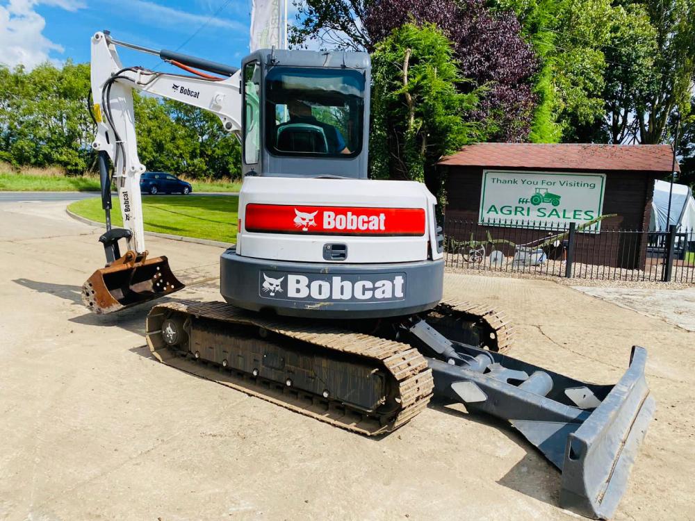 BOBCAT E50 TRACKED EXCAVATOR * YEAR 2010 , 5768 HOURS * C/W BUCKET