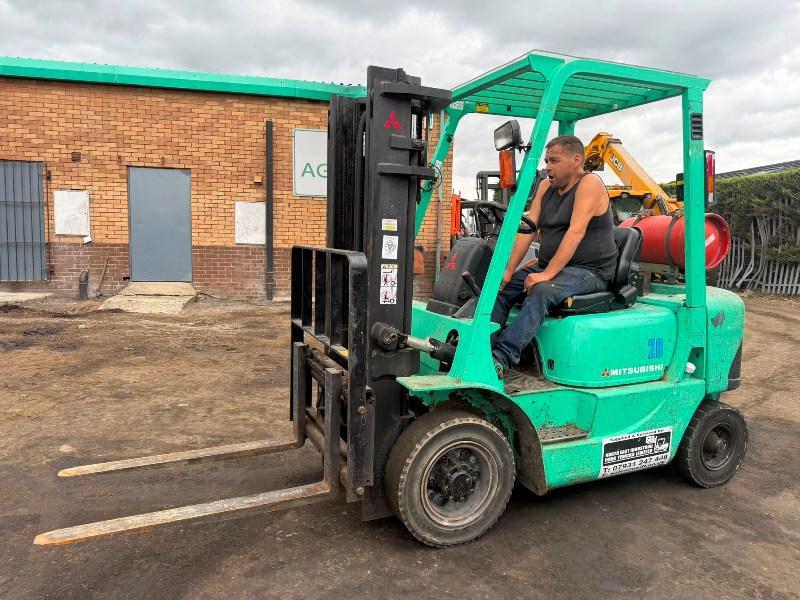 MITSUBISHI FG20K FORKLIFT*C/W PALLET TINES*VIDEO*