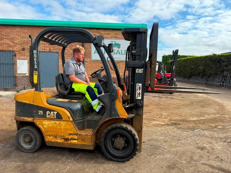 CATERPILLAR DP25N FORKLIFT*C/W PALLET TINES*VIDEO*
