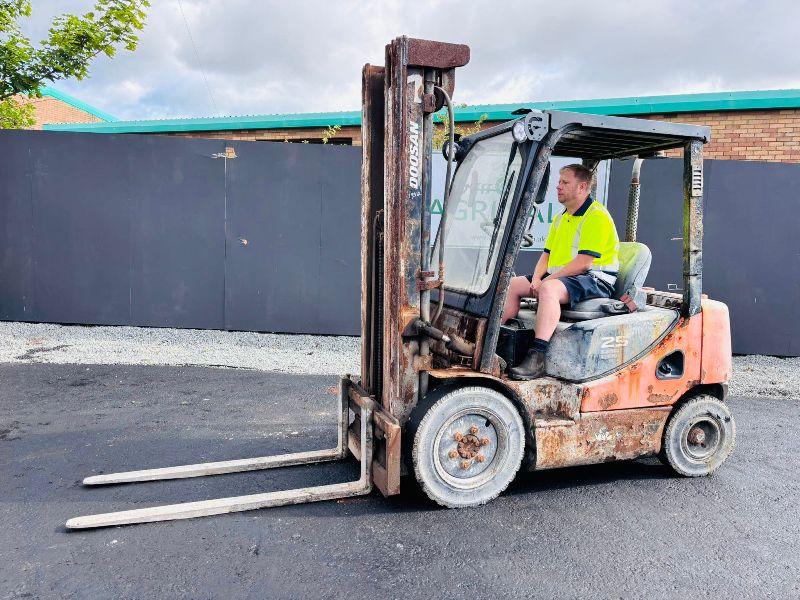 DOOSAN D25S-5 3 STAGE MAST FORKLIFT*YEAR 2012*VIDEO*