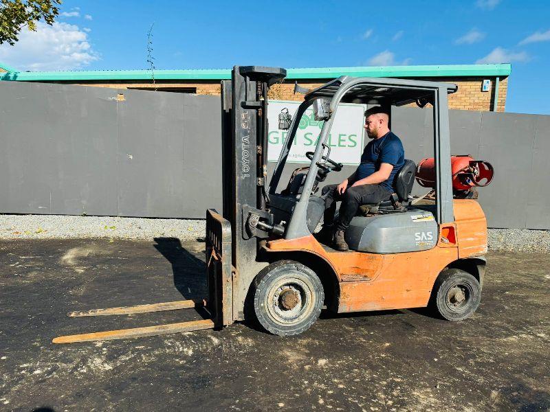 TOYOTA 42-7FGF25 CONTAINER SPEC FORKLIFT*C/W PALLET TINES*VIDEO*
