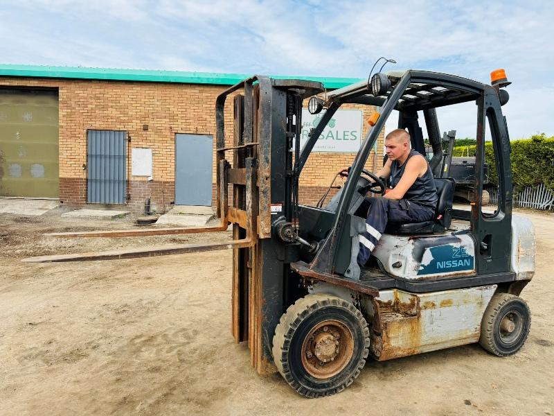 NISSAN FD02A25Q FORKLIFT*C/W PALLET TINES*VIDEO*