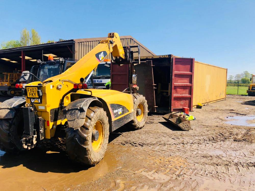 JCB 4CX BACKHOE & JCB 3CX BACKHOE GETTING LOADED INTO CONTAINER FOR EXPORT 