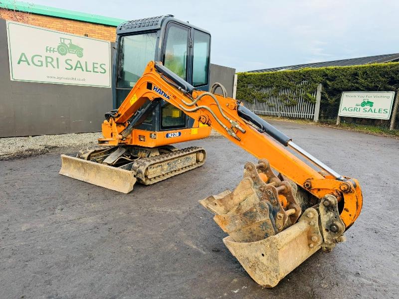 HANIX H22B EXCAVATOR*829 HOURS*C/W 4 EXTRA BUCKETS*VIDEO*