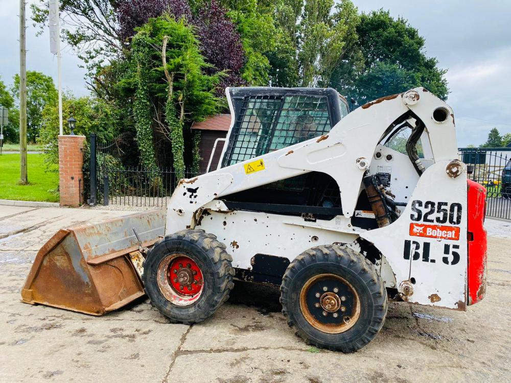 BOBCAT S250 HIGH LIFT SKIDSTEER C/W BUCKET * ENGINE TAPPING ( KNOCKING ) *