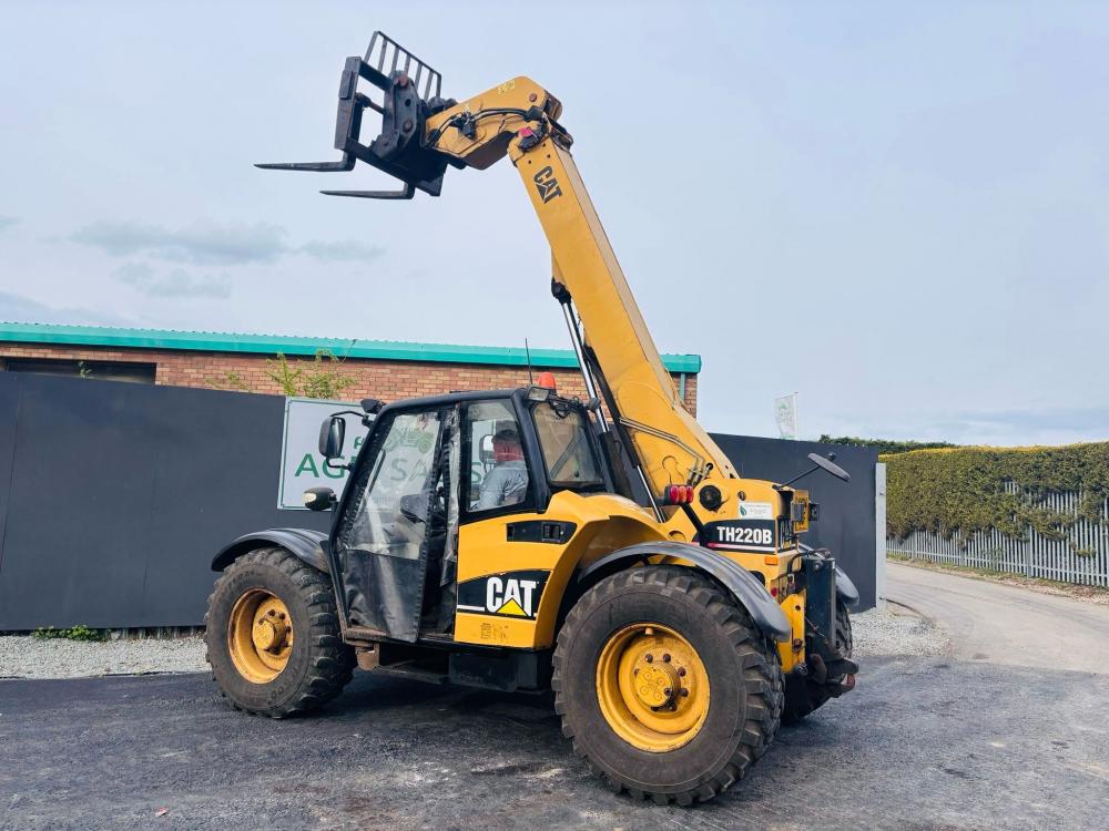 CAT TH220B TELEHANDLER *AG SPEC* C/W PALLET TINES*VIDEO*