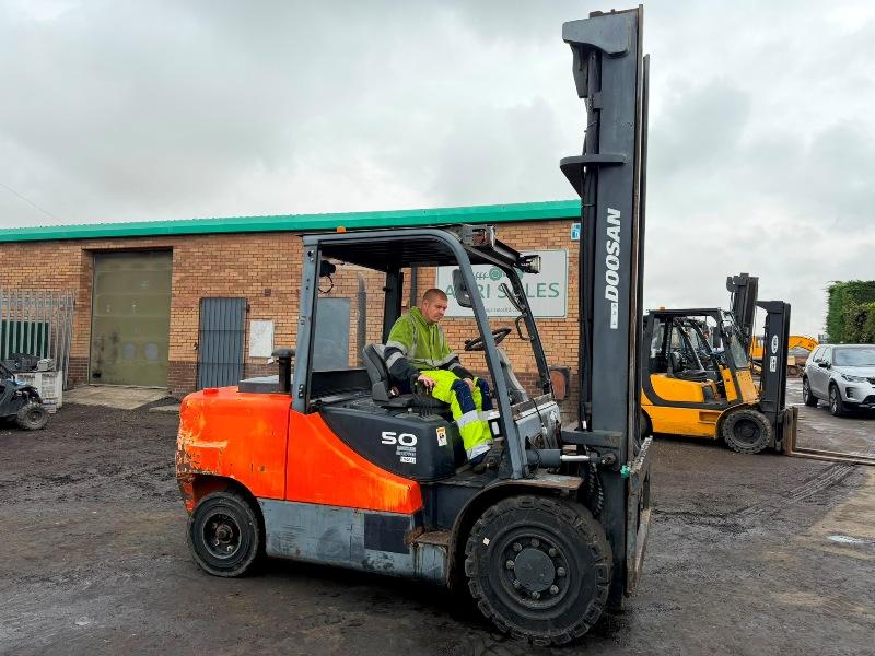 DOOSAN D50C-7 FORKLIFT*3329 HOURS*YEAR 2017*VIDEO*