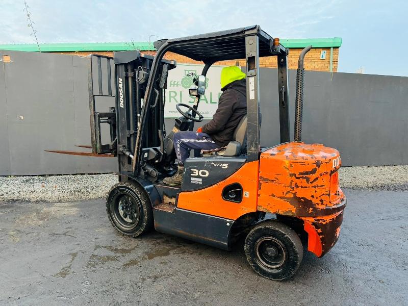 DOOSAN D30S-5 FORKLIFT*YEAR 2011*C/W PALLET TINES*VIDEO*