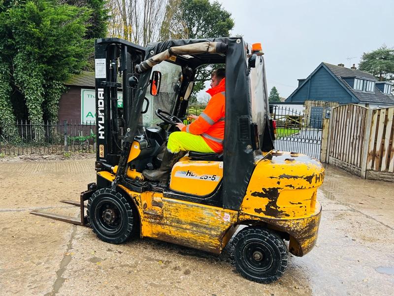 HYUNDIA HDF25-5 CONTAINER SPEC FORKLIFT C/W 3 STAGE MAST *VIDEO*