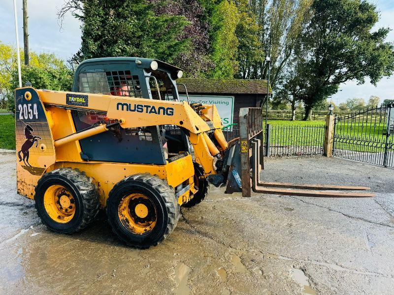 MUSTANG 2054 HIGHFLOW SKIDSTEER *YEAR 2011, 1683 HOURS* C/W PALLET