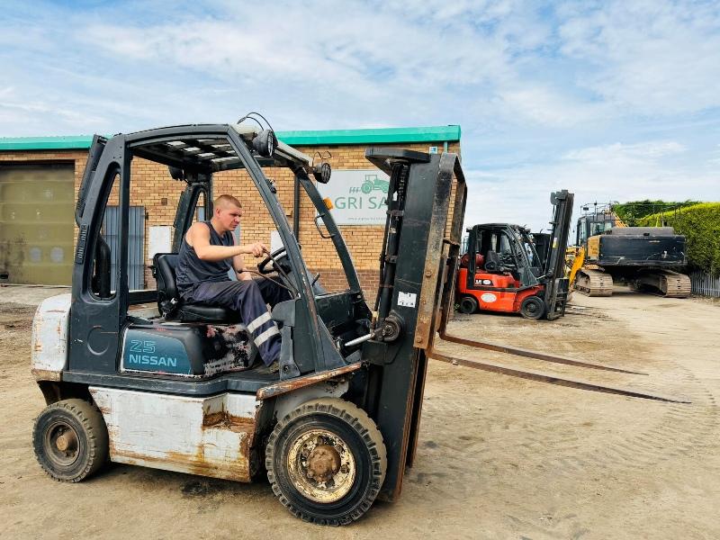 NISSAN FD02A25Q FORKLIFT*C/W PALLET TINES*VIDEO*