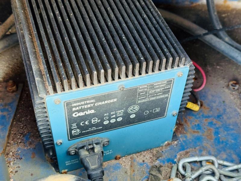 UPRIGHT X32 N SCISSOR LIFT*NEEDS CHARGING*VIDEO*