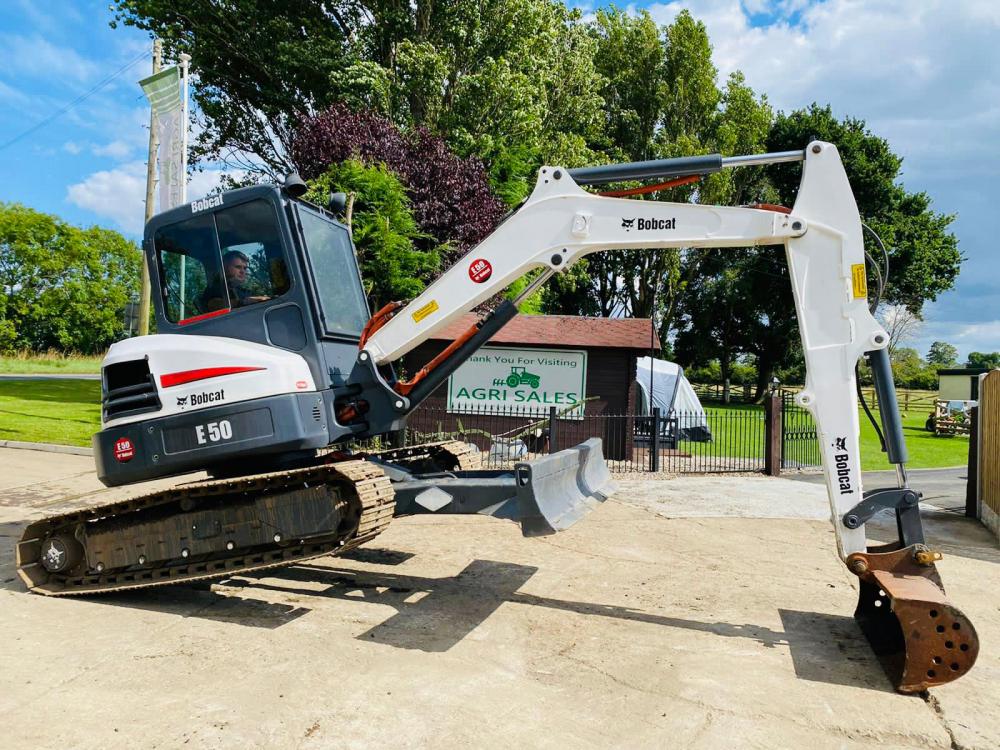 BOBCAT E50 TRACKED EXCAVATOR * YEAR 2010 , 5768 HOURS * C/W BUCKET