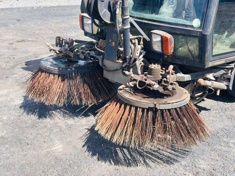 SCHMIDT COMPACT 200 COMPACT SWEEPER*YEAR 2011*VIDEO*