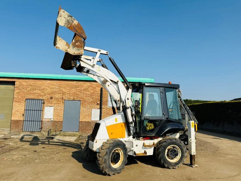 JCB 2CX 4WD BACKHOE DIGGER * C/W THREE IN ONE BUCKET & PECKER*VIDEO*