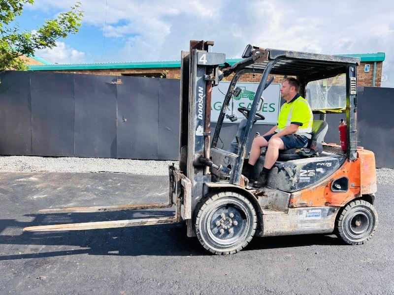 DOOSAN D25S-5 2 STAGE MAST FORKLIFT*YEAR 2012*VIDEO*