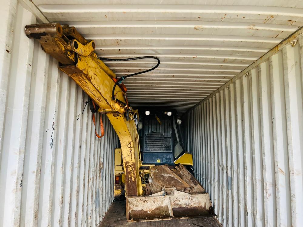 JCB 3CX BACKHOE & CATERPILLAR 428B BACKHOE BEEN LOADED INTO CONTAINER *24/05/2022* 