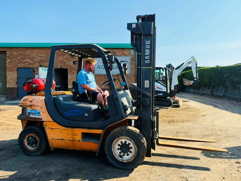 SAMUK SF35D FORKLIFT*C/W PALLET TINES*VIDEO*