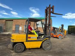 KOMATSU FD45T-5E FORKLIFT*C/W PALLET TINES*VIDEO*