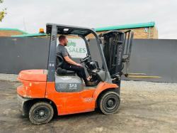TOYOTA 62-7FDF25 CONTAINER SPEC FORKLIFT*C/W PALLET TINES*VIDEO*