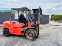 MITSUBISHI FD40 CONTAINER SPEC FORKLIFT 2 STAGE MAST*C/W PALLET TINES*VIDEO*