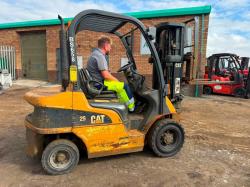 CATERPILLAR DP25N FORKLIFT*C/W PALLET TINES*VIDEO*