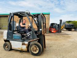 NISSAN FD02A25Q FORKLIFT*C/W PALLET TINES*VIDEO*