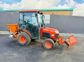 KUBOTA B2530 TRACTOR*C/W SNOW PLOW AND SALT SPREADER*VIDEO*