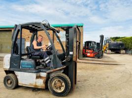 NISSAN FD02A25Q FORKLIFT*C/W PALLET TINES*VIDEO*