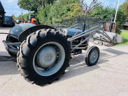 GREY FERGUSON DIESEL 2WD TRACTOR C/W LOADER, BUCKET, FOLKS & TRAILER *VIDEO*