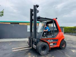 LINDE H70D 2 STAGE MASTED FORKLIFT*C/W PALLET TINES*VIDEO*