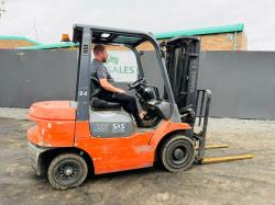 TOYOTA 62-7FDF25 CONTAINER SPEC FORKLIFT*C/W PALLET TINES*VIDEO*