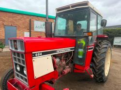 CASE INTERNATIONAL 684 TRACTOR*C/W MOWER*VIDEO*