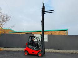LINDE H20T-03 3 STAGE MASTED FORKLIFT*C/W SIDESHIFT*VIDEO*