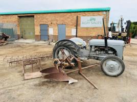 GREY FERGUSON 2WD TRACTOR*C/W ATTACHMENTS*VIDEO*