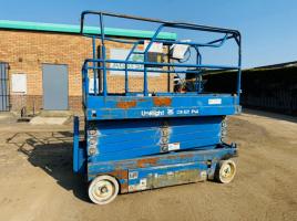 UPRIGHT X32 N SCISSOR LIFT*NEEDS CHARGING*VIDEO*