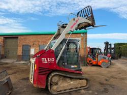 TAKEUCHI TL130 SKIDSTEER*C/W BUCKET AND TINES*2274 HOURS*VIDEO*