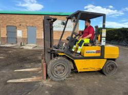 KOMATSU FD45T-5E FORKLIFT*C/W PALLET TINES*VIDEO*